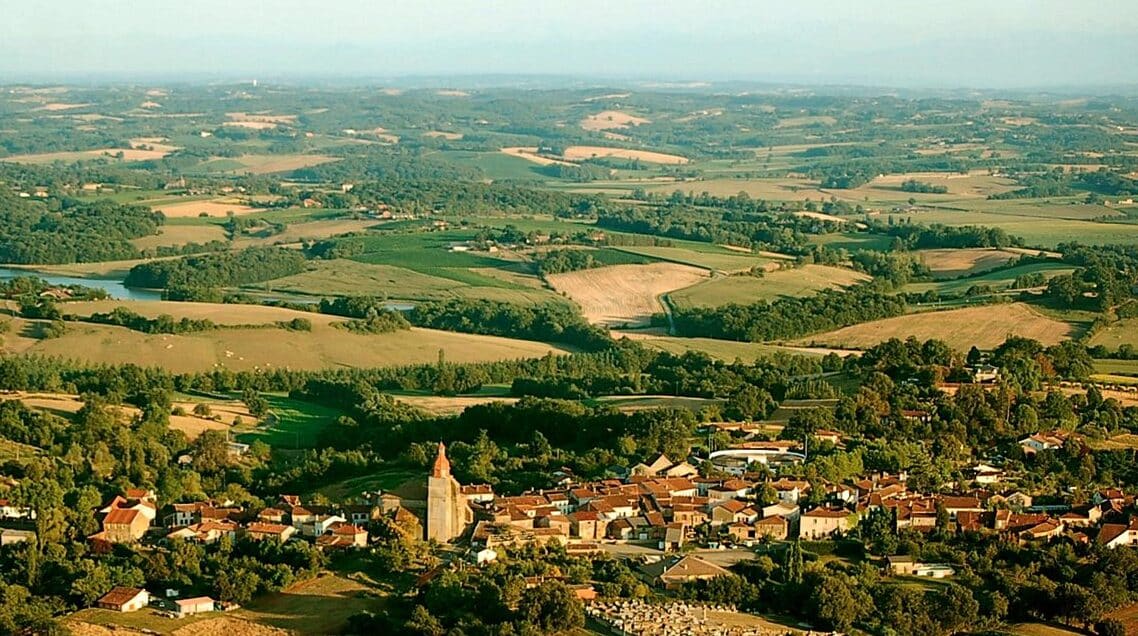 paysage apaisant d'une village de camapagne